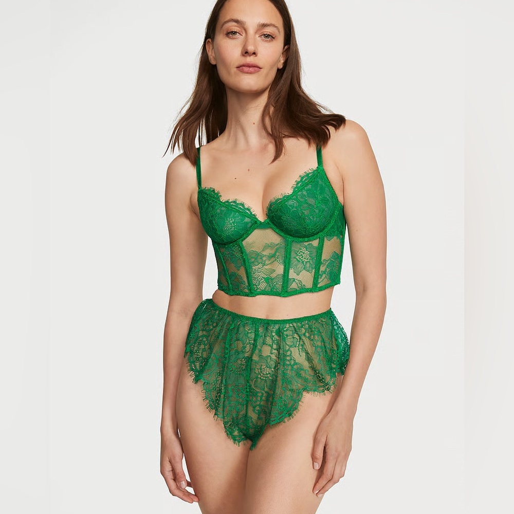 SMALL/MEDIUM Victoria’s Secret verdant green lace bra set